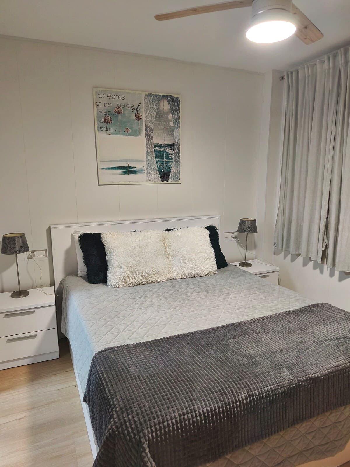 Dormitorio con cama de matrimonio