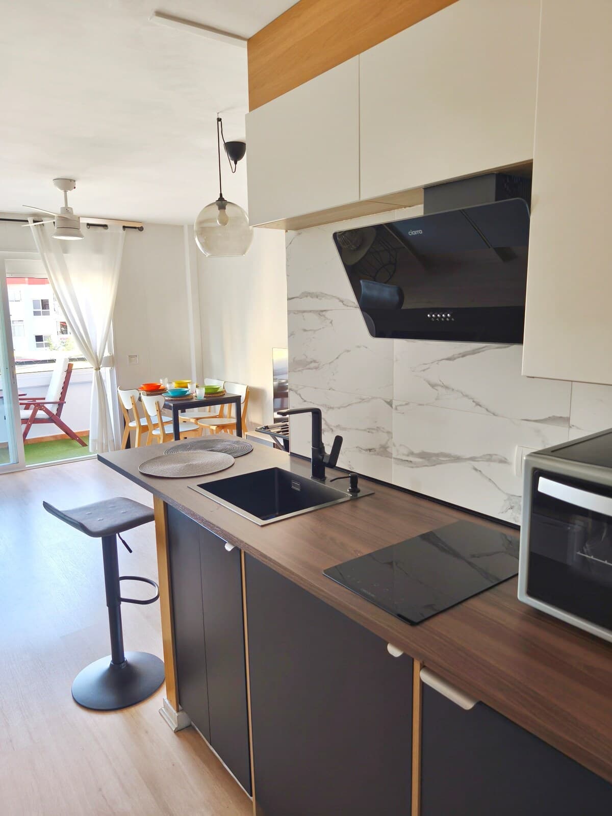 Salón conectado con la cocina y la terraza